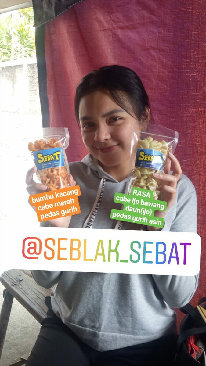 Rizvengeance's tweet photo. KERUPUK SEBLAK KERING 
ada dua rasa 
1. bumbu kacang cabe merah
2. daun bawang ijo cabe ijo

#cemilan #murah #enak #cianjur https://t.co/uRB8yUAZLk
