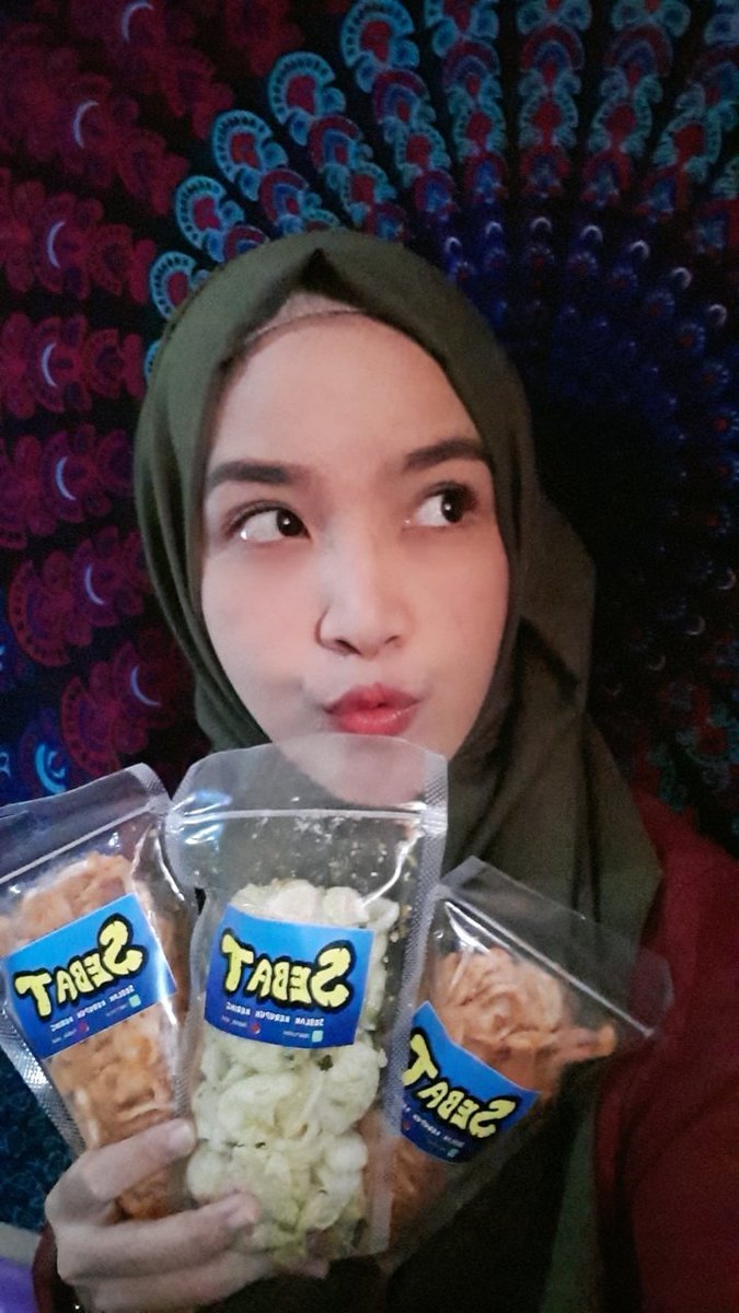 Rizvengeance's tweet photo. KERUPUK SEBLAK KERING 
ada dua rasa 
1. bumbu kacang cabe merah
2. daun bawang ijo cabe ijo

#cemilan #murah #enak #cianjur https://t.co/uRB8yUAZLk