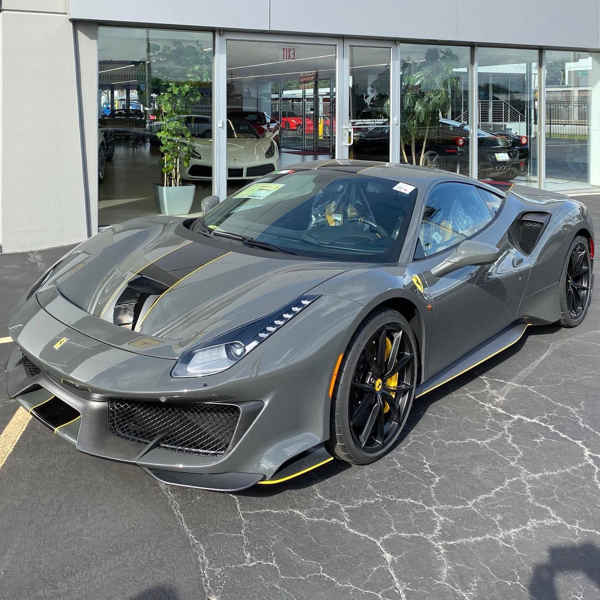 carpxrnpicx's tweet photo. 488 Pista || ig: @/ddwcarsinaz https://t.co/ypLMh3X3Vt