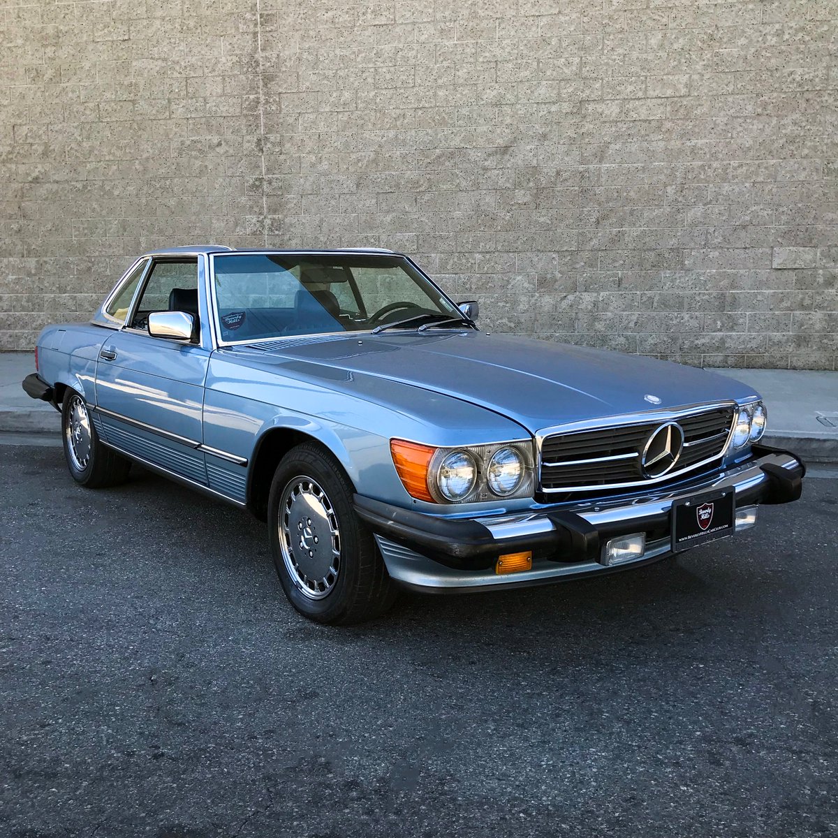 BHCarClub's tweet image. ✨ DEAL OF THE WEEK✨
1987 Mercedes-Benz #560SL 💵 $10,750
Diamond blue metallic with a blue interior!
#AutomaticTransmission #SolidWheels