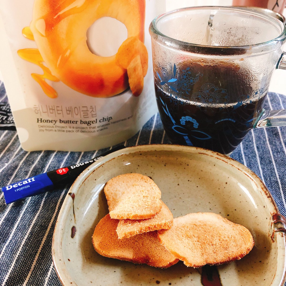 fruitfulife's tweet image. 어릴적, 그렇게도 밥을 먹기 싫어했는데 다시 도진듯. 큰 아이가 엄마를 위해 아침으로 준 비상식량.  #허니버터배이글칩 여행의 마지막 흔적 #decaff #커피 #de