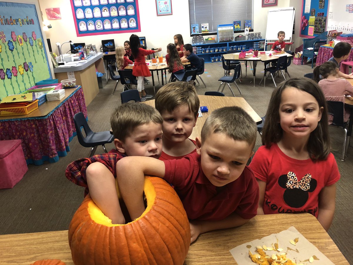 kinderatthehelm's tweet photo. Having fun with our pumpkin 🎃 @kinderatthehelm #scetrailblazers https://t.co/litHFVInPu