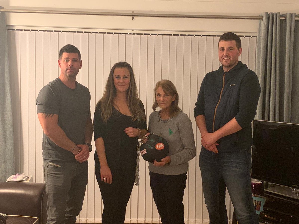 kelly_roast's tweet photo. Andy &amp; Andy passing the ball over to myself &amp; my beautiful mum sharing the weight by holding the ball. These guys are incredible! Please follow &amp; support their cause that they they work so tirelessly for! @andyunwin01 #medicineballchallenge #ItsOkNotToBeOk #MentalHealthAwareness https://t.co/SomorxmGVe