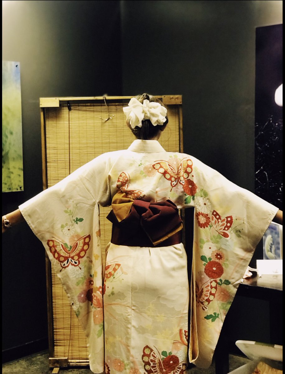 Alex_LRU's tweet image. The Lineberger Fellows, a professional development group at LR, had the opportunity to experience the Japanese culture tonight. Umi gave the Fellows a wonderful night full of Japanese traditions and customs along with the opportunity to try on traditional kimonos and make sushi.