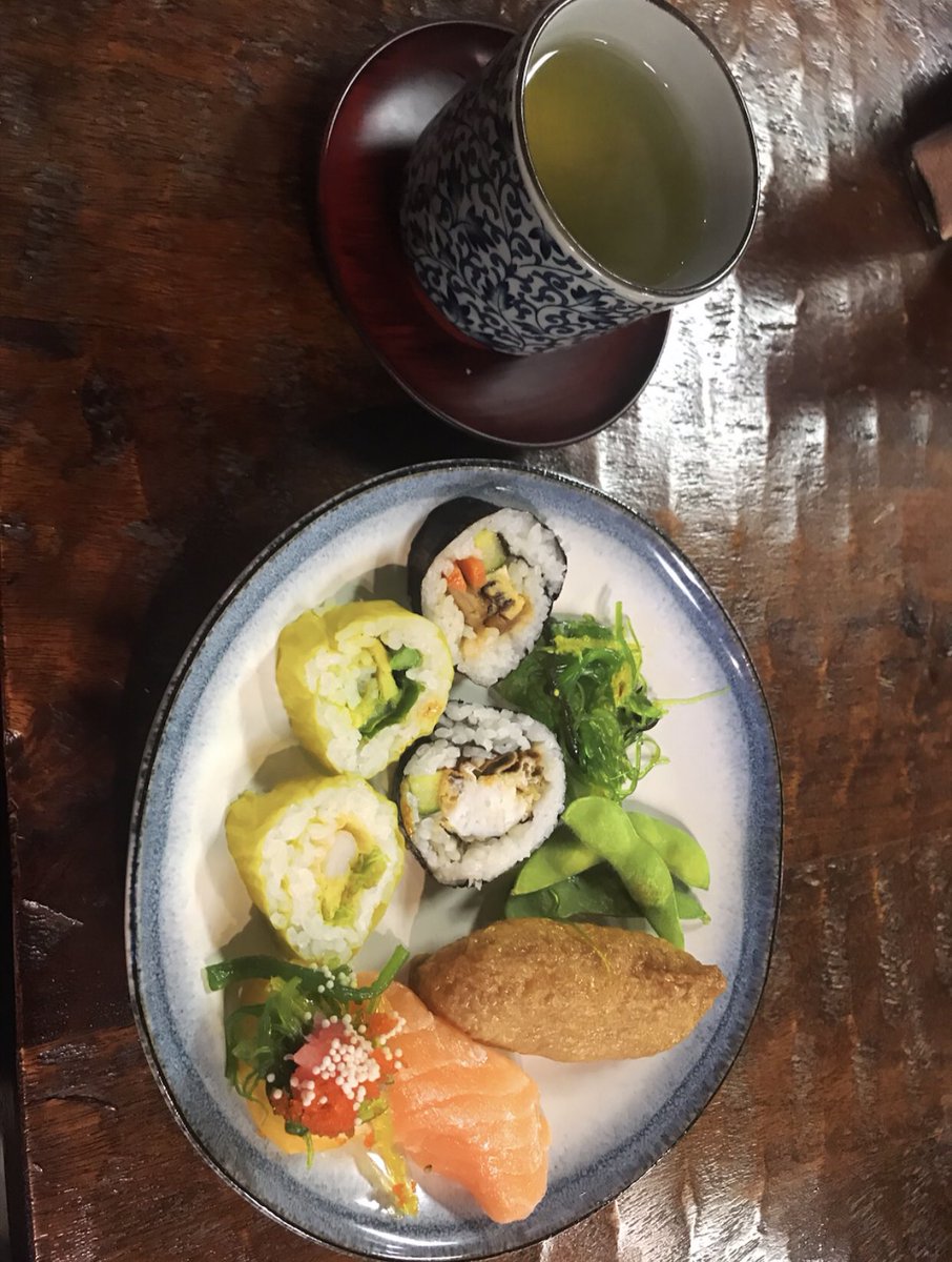 Alex_LRU's tweet image. The Lineberger Fellows, a professional development group at LR, had the opportunity to experience the Japanese culture tonight. Umi gave the Fellows a wonderful night full of Japanese traditions and customs along with the opportunity to try on traditional kimonos and make sushi.