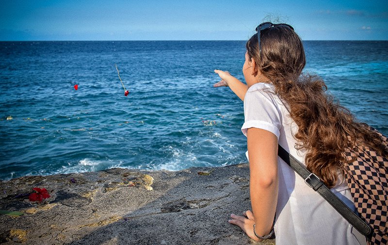 Si desecha en menudos pedazos/ se llega a ver mi bandera algún día/ nuestros muertos, alzando los brazos, / la sabrán defender todavía.🇨🇺
#CamiloCienfuegos #CamiloEsPueblo #FloresParaCamilo🌹#Cuba <a href="/radiorebeldecu/">Radio Rebelde - Cuba</a> <a href="/MedinaAlbelo/">silvia albelo medina</a> @CubaFuentes1 <a href="/ICRTdeCuba/">Instituto Cubano de Radio y Televisión</a>  
📸:<a href="/serguymontalvo/">sergei montalvo aróstegui</a>