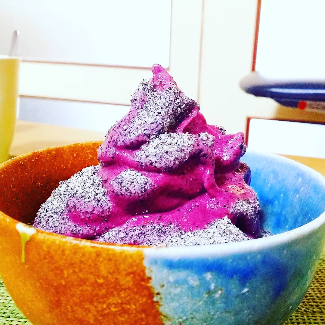 MikaTamakiCoach's tweet photo. Good morning!😍
#smoothiebowls #smoothiebowl #banananicecream #nicecream #blueberries #blacksesame #vegansoftserve #veganbreakfastideas #healthyanddelicious #quickandhealthy #colorful #vibrant #rawfood #banana #berries #smoothies #swirly #creamy #frozengoodness #veganmealshare https://t.co/TSSLXEcWrA