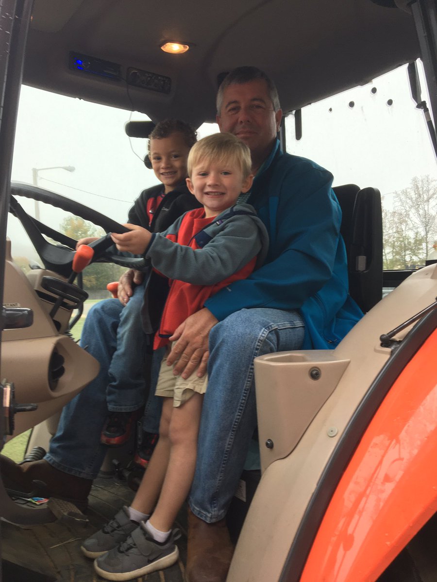 LisaMur65483473's tweet photo. What a great day for a tractor ride! Thank you Ken Holder for taking time to invest in Scottsboro’s youngest learners and bringing our Farm Unit to life! Who needs Old McDonald when you have our very own Mr. Holder!
#wildcatnation #prekrocks https://t.co/mM6X4vRW7F