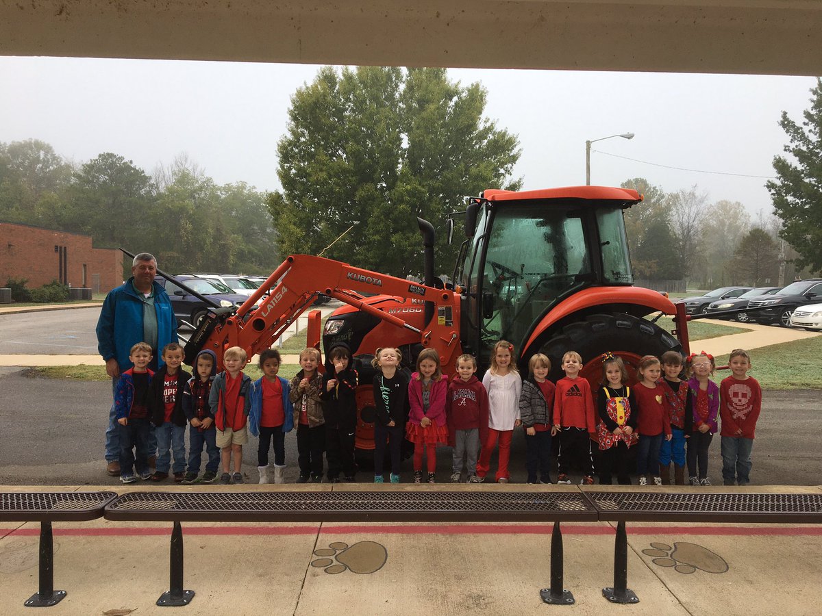 LisaMur65483473's tweet photo. What a great day for a tractor ride! Thank you Ken Holder for taking time to invest in Scottsboro’s youngest learners and bringing our Farm Unit to life! Who needs Old McDonald when you have our very own Mr. Holder!
#wildcatnation #prekrocks https://t.co/mM6X4vRW7F