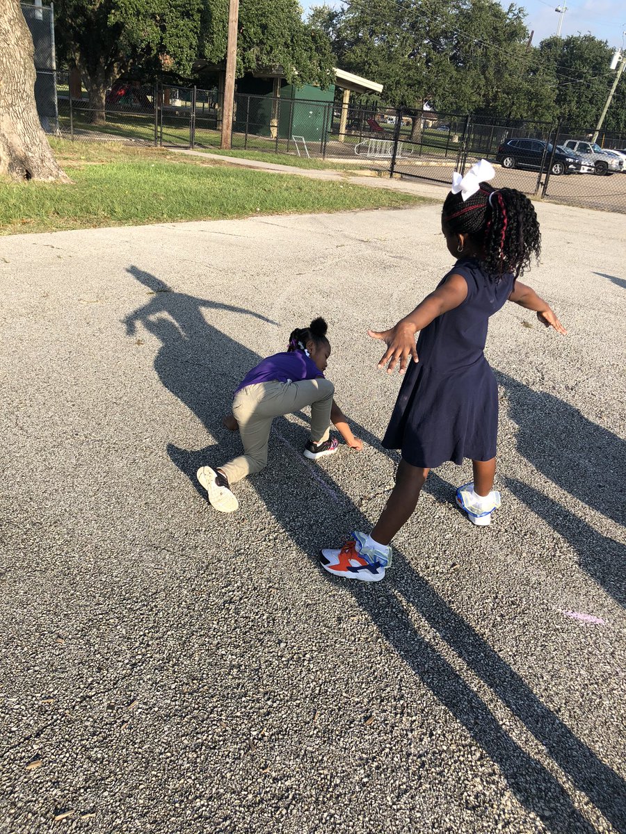SaraYRodrigu3z's tweet photo. This week is going to be filled with Presentations, and fun outdoor exploration! #LightEnergy #EnergyRobots #STEAM #Projects #LearningCanBeFunToo #Shadows #5th4th3rdPresentations #KinderOutdoorExploration #UsingOurSenses https://t.co/rvpoDHAaCZ