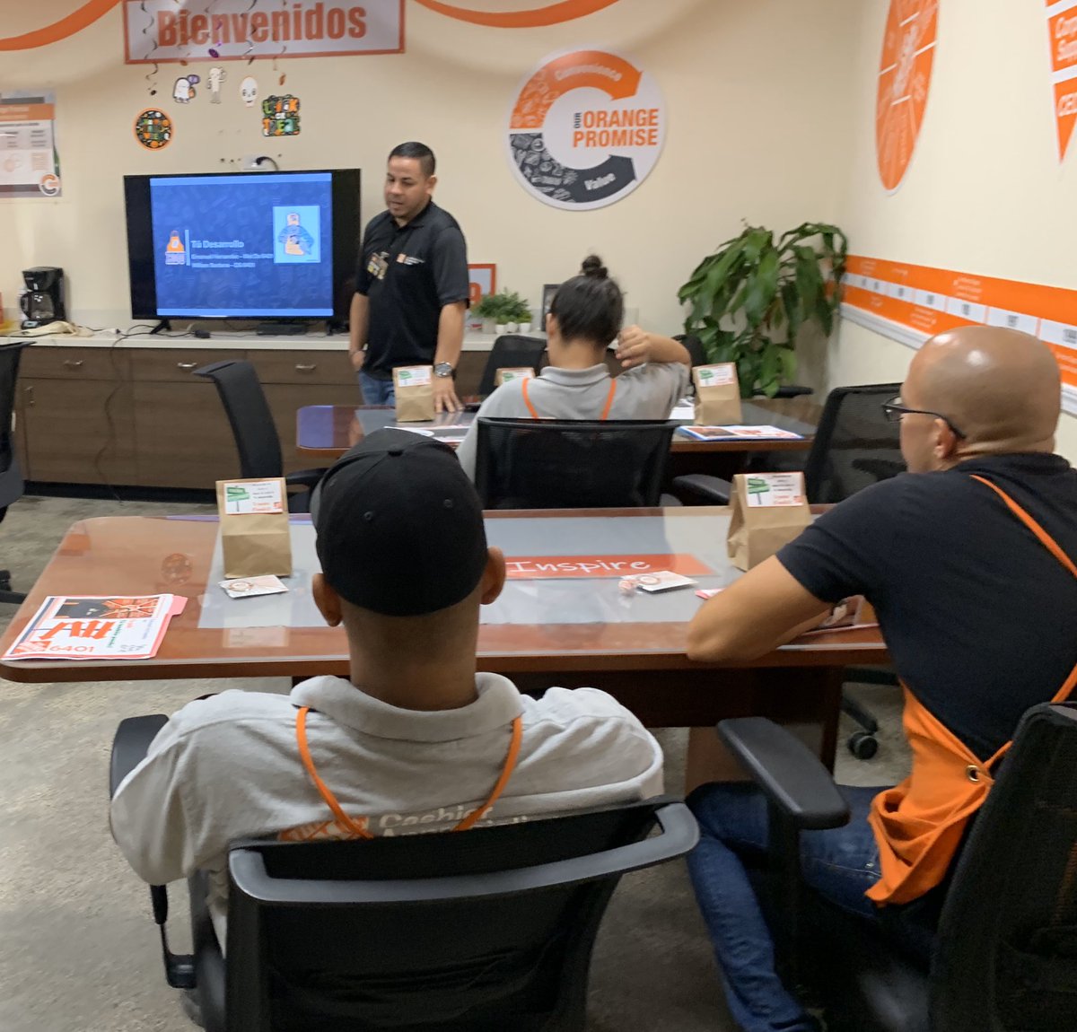 KarolynOc's tweet photo. Gracias @MET6401 por compartir tu carrera y crecimiento con nuestros asociados! Gran trabajo! 😃 #Develop #OneTeamPR https://t.co/fAdAx8RVWB