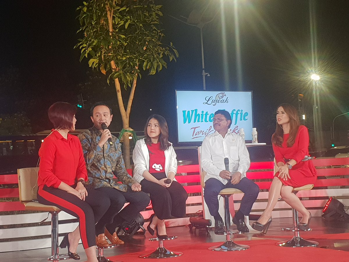 Menteri <a href="/kemkominfo/">IsNotSepuh</a> <a href="/PlateJohnny/">Johnny G Plate</a> bersama Wamendag Jerry Sambuaga berbicara soal peran pemuda di era digital dalam menjaga persatuan dan kesatuan bangsa di program AKI Malam <a href="/TvOne_News/">Who Dan?</a> (28/10)