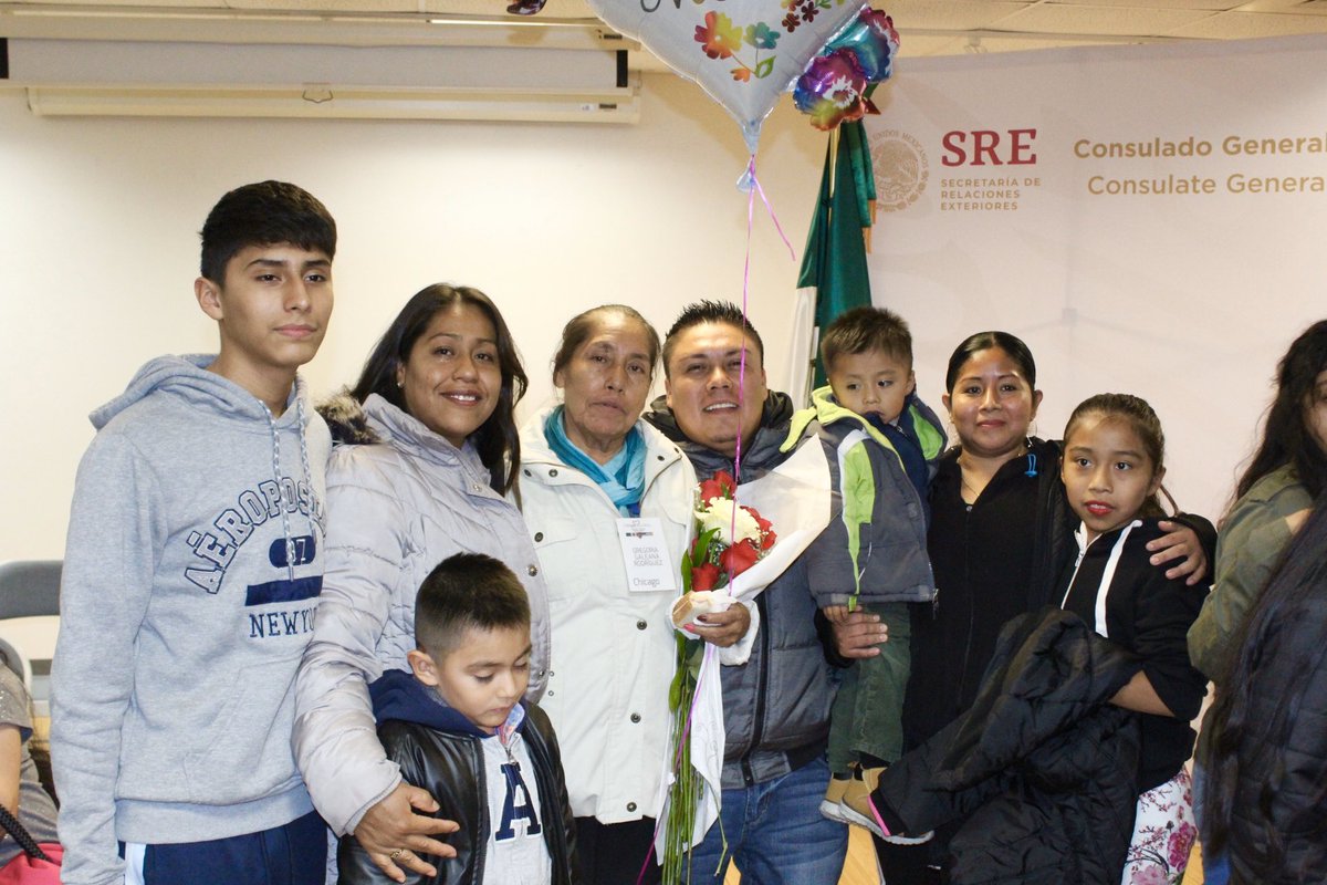 ConsulMexCho's tweet photo. Un grupo de 40 adultos mayores que participan en #CorazónDePlata, oriundos de los municipios de #EmilianoZapata y Puente de #Ixtla, #Morelos 🇲🇽, llenaron de sonrisas y buena vibra la #SalaJuárez de #ConsulMexChicago 👏👏👏 https://t.co/6jcKntKJCC