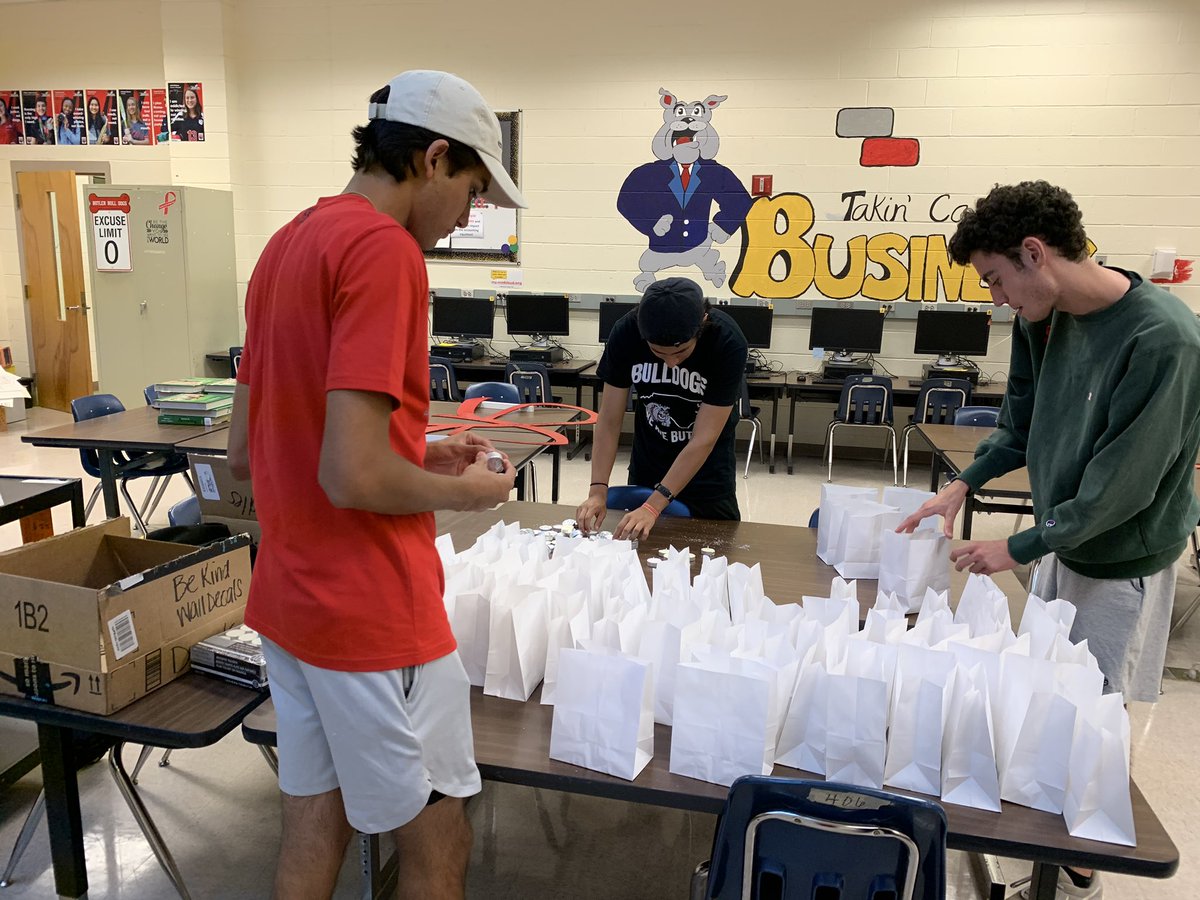 ButlerHSDT's tweet image. Dream team hard at work today getting ready for October 29th. Join us at the flagpole tomorrow morning @ 6:45am to honor our day of kindness.