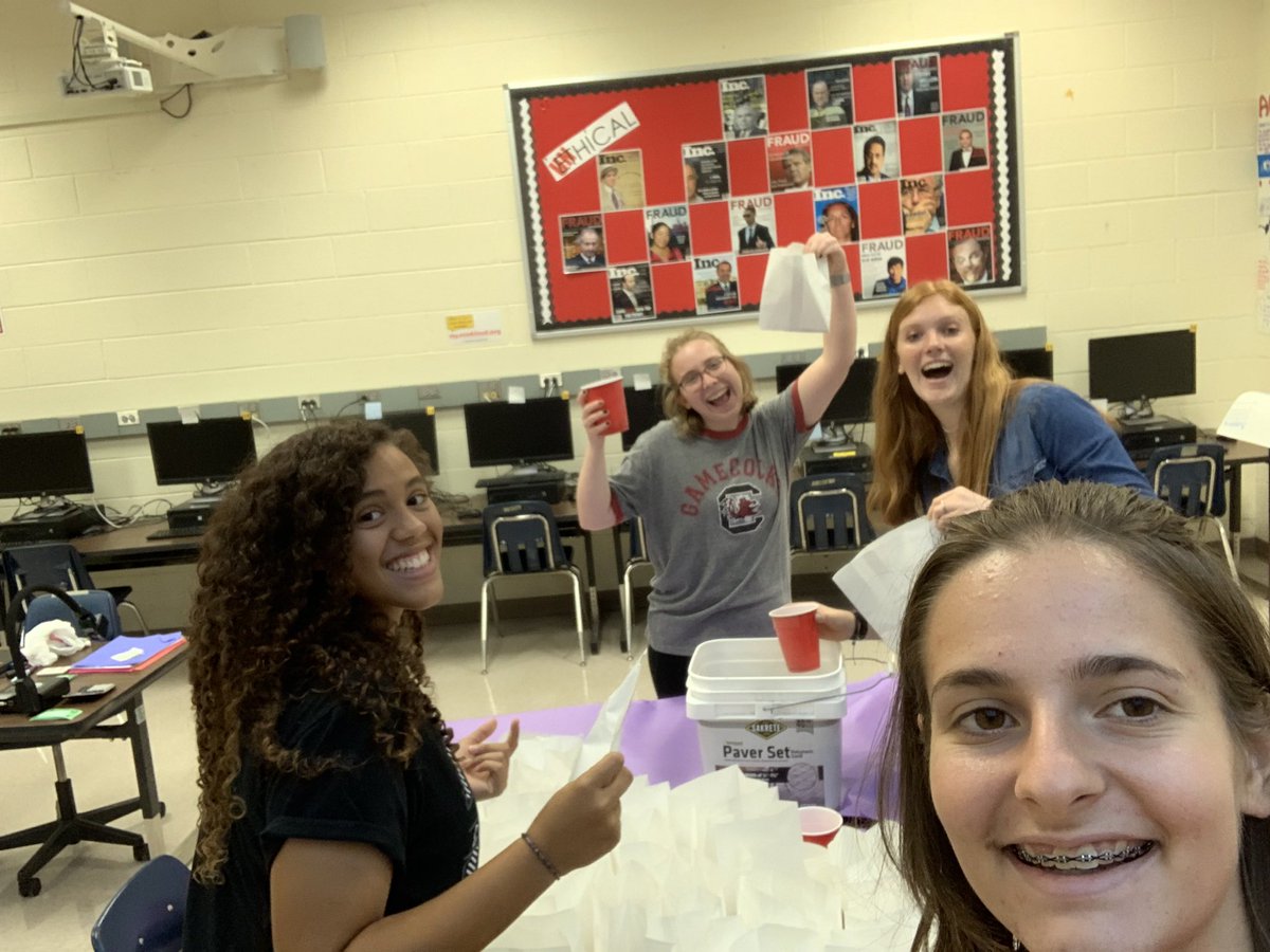 ButlerHSDT's tweet image. Dream team hard at work today getting ready for October 29th. Join us at the flagpole tomorrow morning @ 6:45am to honor our day of kindness.