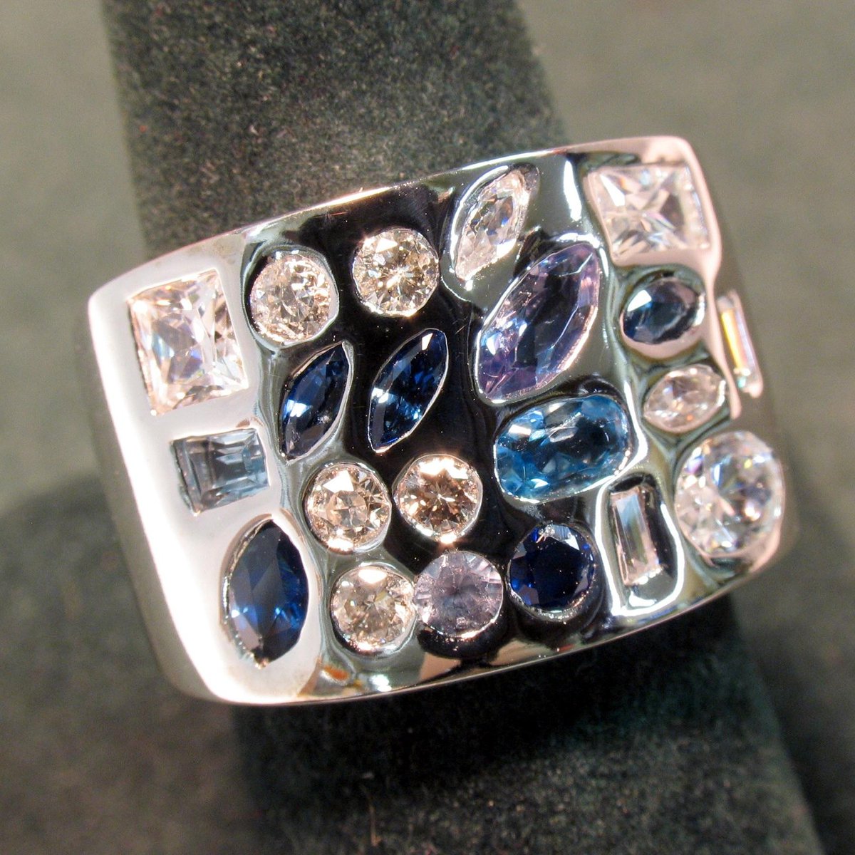 RichCustom's tweet image. What can you do with the stones  from your old jewelry you don't wear anymore? Make a new piece it! A beautiful mix of life in one stunning piece! 

#flushsetting #handsetting #richcustom #richcustomjewelry #lasvegasnevadajeweler #LasVegas #nevada #reporpusingstones #meleering