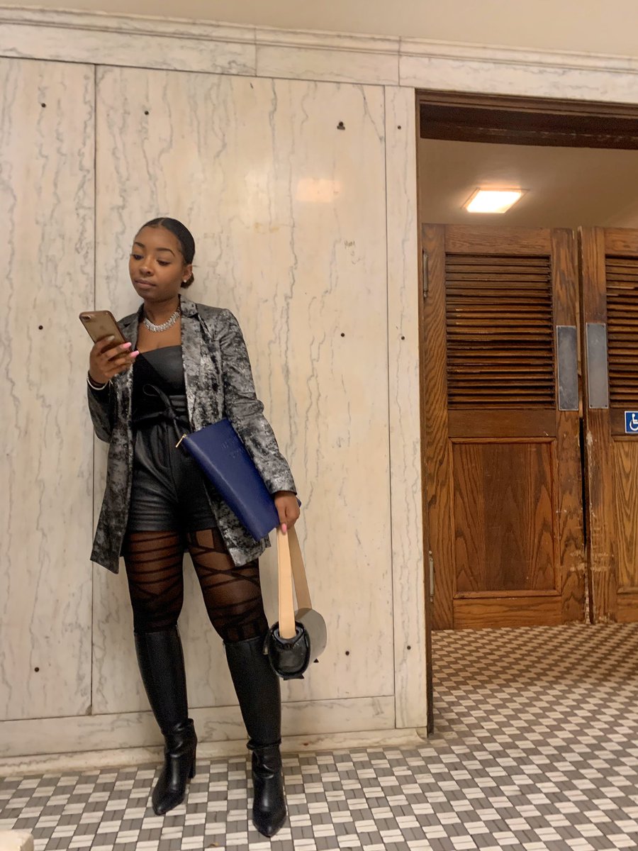 TaeBarconey's tweet photo. Dawg, I’m at Forbes Under 30 Summit sneaking to the bathroom to get back with clients & close deals.
Y’all I done messed around & started making my dreams come true, & God put me on!! 🙌🏾 #TaylorMadeStyle ✨ https://t.co/XZZ4FlhAYv