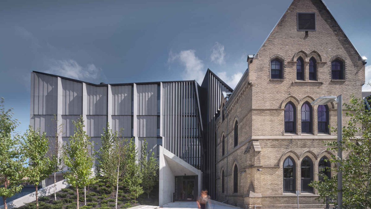 heritagetoronto's tweet photo. 🔨 The decade-long transformation of @UofTDaniels, One Spadina Crescent, wins the Built Heritage Award. The modern addition meets the 1874 Neo-Gothic heritage building with light and movement. #HTawards2019 #TOarchitecture 📷 John Horner @TorontoArchives https://t.co/SshxdCBFIk