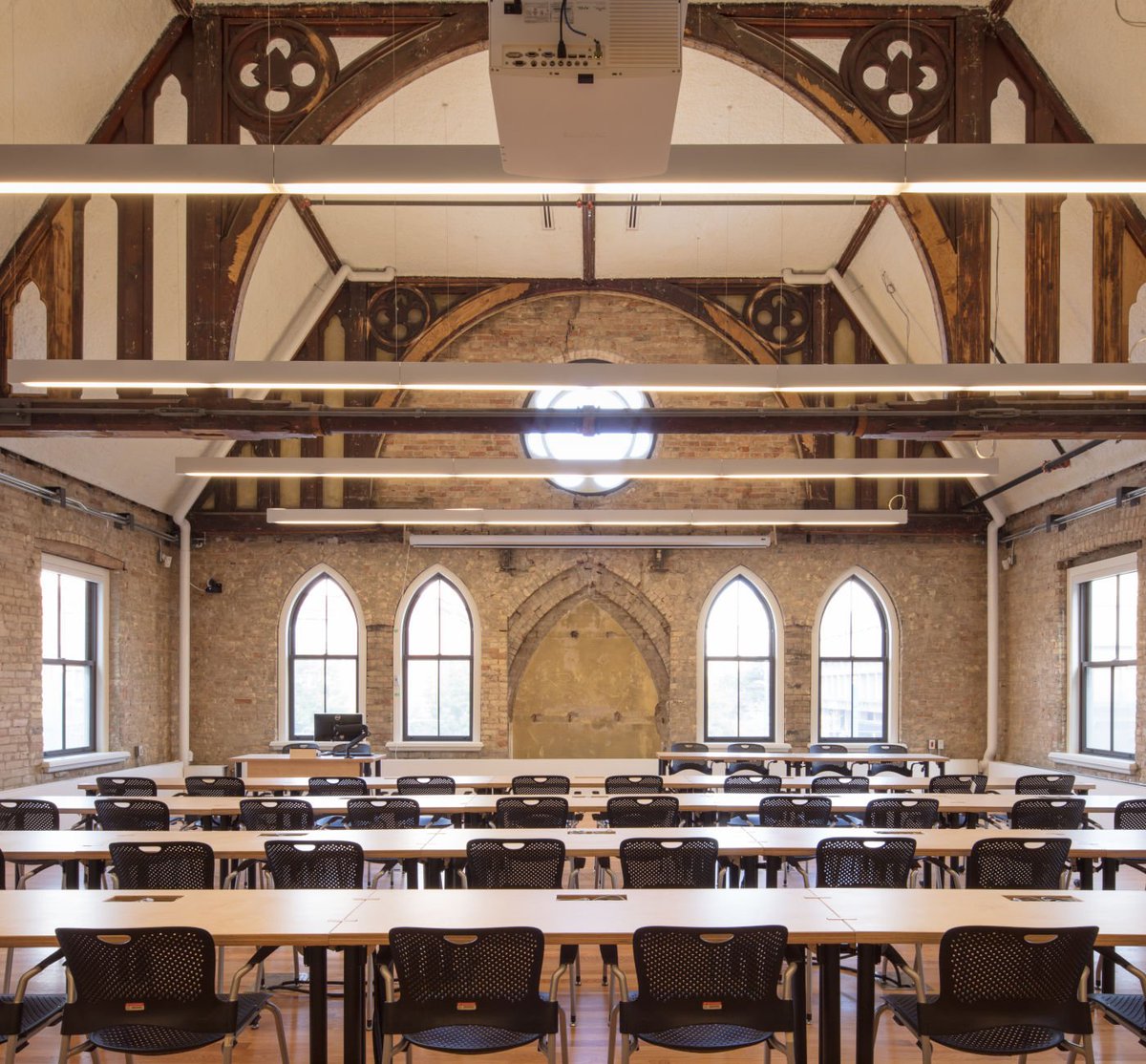 heritagetoronto's tweet photo. 🔨 The decade-long transformation of @UofTDaniels, One Spadina Crescent, wins the Built Heritage Award. The modern addition meets the 1874 Neo-Gothic heritage building with light and movement. #HTawards2019 #TOarchitecture 📷 John Horner @TorontoArchives https://t.co/SshxdCBFIk