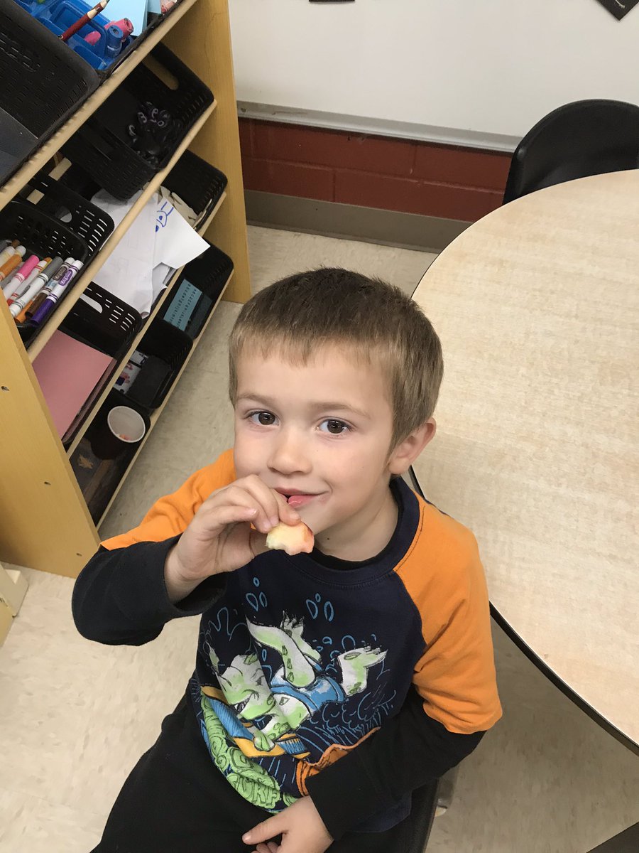 kinderkidseps's tweet photo. Apple Tasting today! 🍎🍏 https://t.co/B2hSkiPdwm