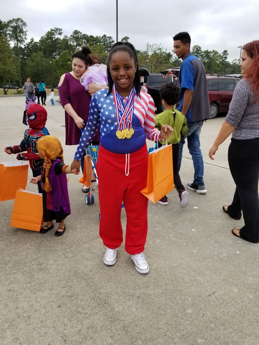 Nickyt76's tweet photo. Trunk or treat was a huge success at Garrett Elementary today. My team and had fun making our Trunk Monster and seeing all our students past and present, enjoying themselves. #3rdgraderocks @GarrettGatorWay @Msesquivel3 https://t.co/IWLHogUKwE