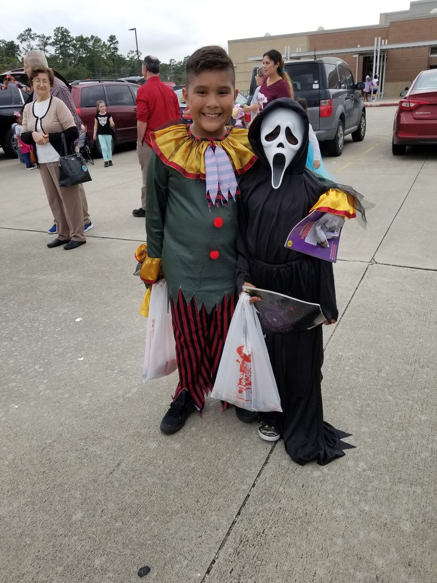 Nickyt76's tweet photo. Trunk or treat was a huge success at Garrett Elementary today. My team and had fun making our Trunk Monster and seeing all our students past and present, enjoying themselves. #3rdgraderocks @GarrettGatorWay @Msesquivel3 https://t.co/IWLHogUKwE