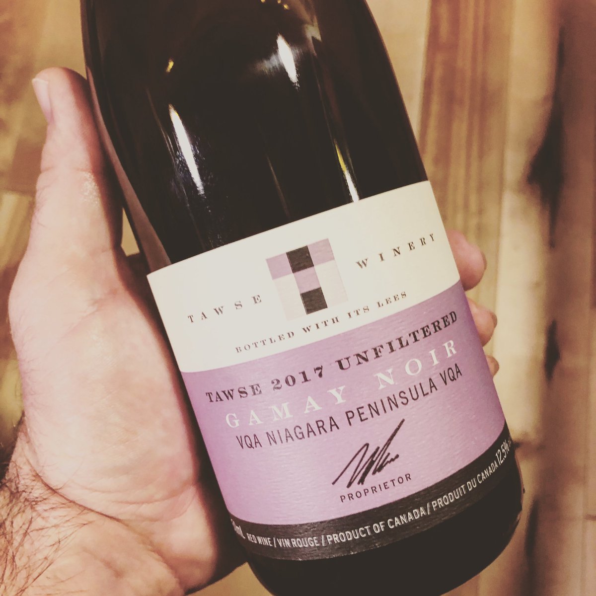 gamay_ca's tweet photo. Et un autre gamay canadien de goûté. Sur le fruit un peu mûr, les épices, le vin conserve toutefois sa buvabilité grâce à l’acidité présente. On aime!

@Tawse_Winery #tawse #tawsewinery #gamaynoir #niagarapeninsula #gamay #gamaylover #gogamaygo #gamay_ca https://t.co/FhTrdrpfl4