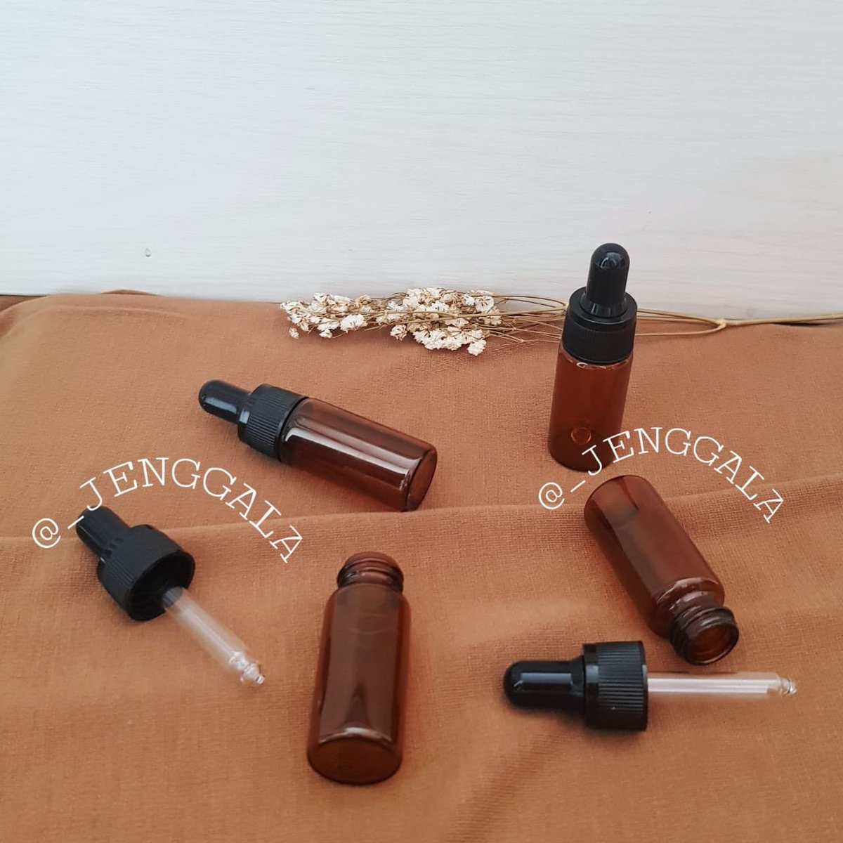 _jenggala's tweet photo. Dikemas dalam botol pipet amber 5ml / 10ml
Rp. 45.000 / 5ml
Rp. 85.000 / 10ml https://t.co/rCiUfTmsCC