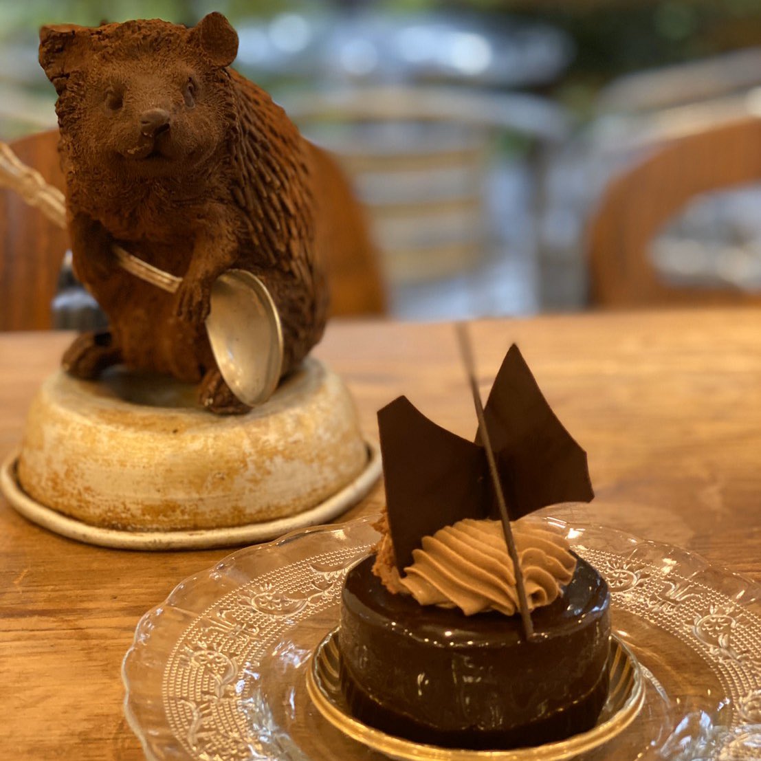 西 剛紀 洋菓子店リビエール おはようございます 今お店のカフェのテーブルにもチョコのハリネズミたちがいます ケーキが大好きなんです お客さんの写真をほんの少し彩れたらいいなぁ 恥ずかしがり屋なんで触ると溶けちゃいますので触らないであげて