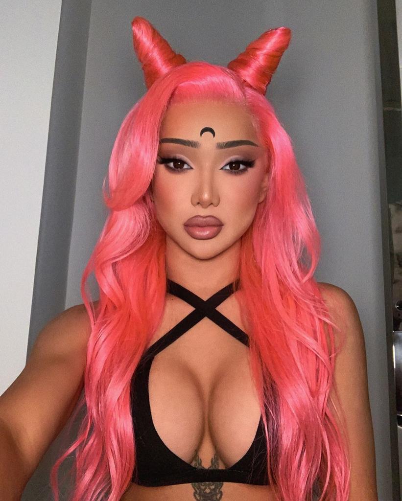 Saphira.🌸
RP. No nueva.

— 22 años.
— Bisexual.
— Descendencia griega, nacida en Roma, Italia.
— No sigo cuentas reales, solo rp.
— Suelo ser inocente o pervertida.
— Suelo ser muy pasiva, pero a la vez muy dominante. 🌹

RT para difundir, fav para que hablemos.💖

#sexrol