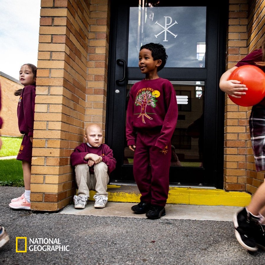 #NG오늘의포토

항암치료와 학교를 병행해야 했던 Kaylee는, 친구들과 같이 놀지 못하고 홀로 앉아있습니다.
⠀
⠀