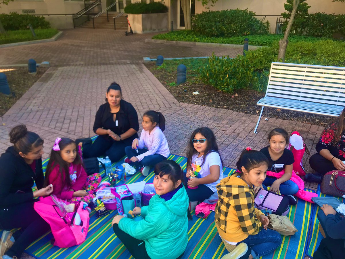 MsDannyHarro's tweet photo. Impromptu picnic on our field trip in DC! #DaleCityRoars https://t.co/kyP9nIfFi7