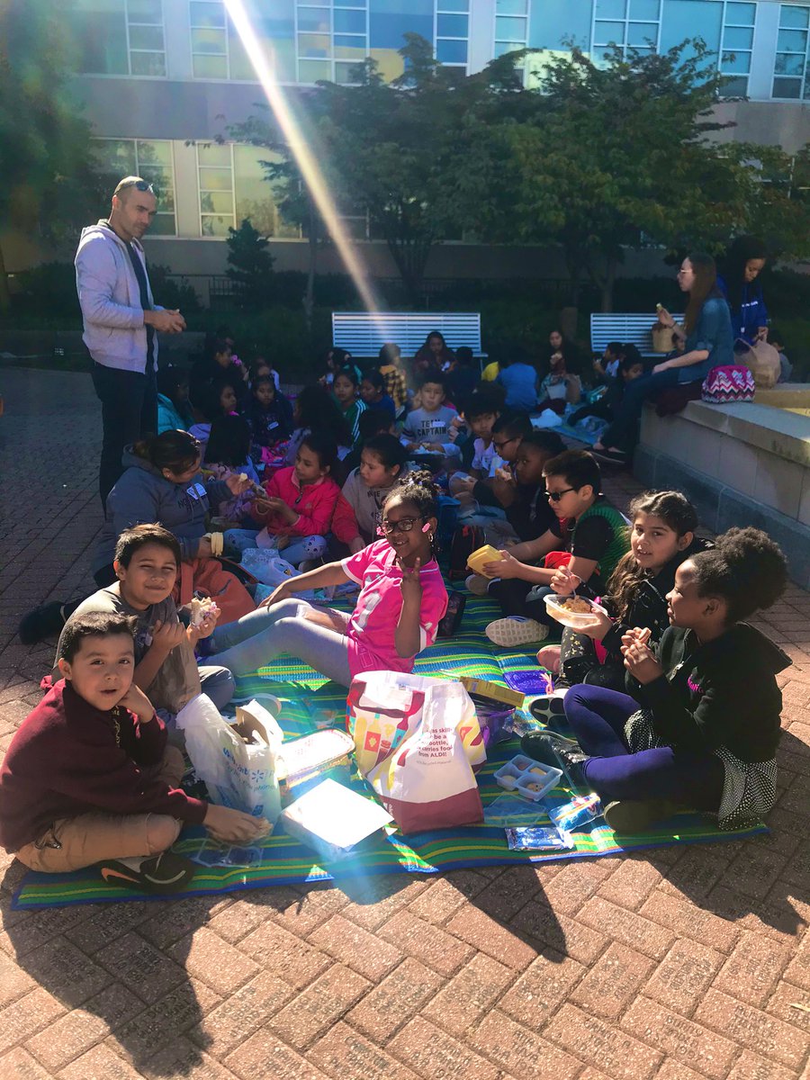 MsDannyHarro's tweet photo. Impromptu picnic on our field trip in DC! #DaleCityRoars https://t.co/kyP9nIfFi7