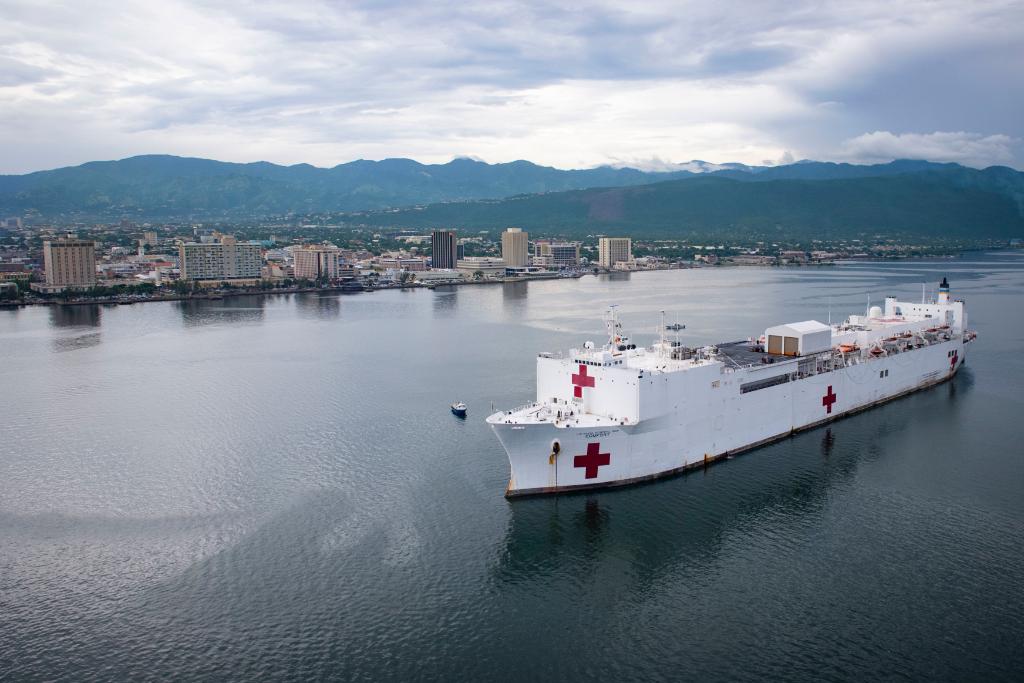 #USNavy photos of the day: #USSJohnSMcCain gets underway; #USSGeraldRFord is back at sea; #USSAntietam, #USSChancellorsville and #USNSWashingtonChambers ready for a replenishment-at-sea; and #USNSComfort arrives in #Jamaica. ⬇️ info & download ⬇️ navy.mil/viewPhoto.asp?…