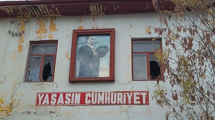 Varlığım;
Türk varlığına armağan olsun.
NE MUTLU TÜRKÜM DİYENE 🇹🇷

#29Ekim 
Cumhuriyet Bayramımız kutlu olsun.