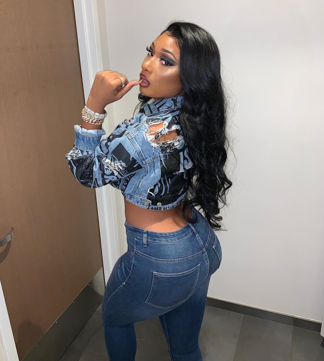 theestallion's tweet image. A fucking CUT CREASE 🔪