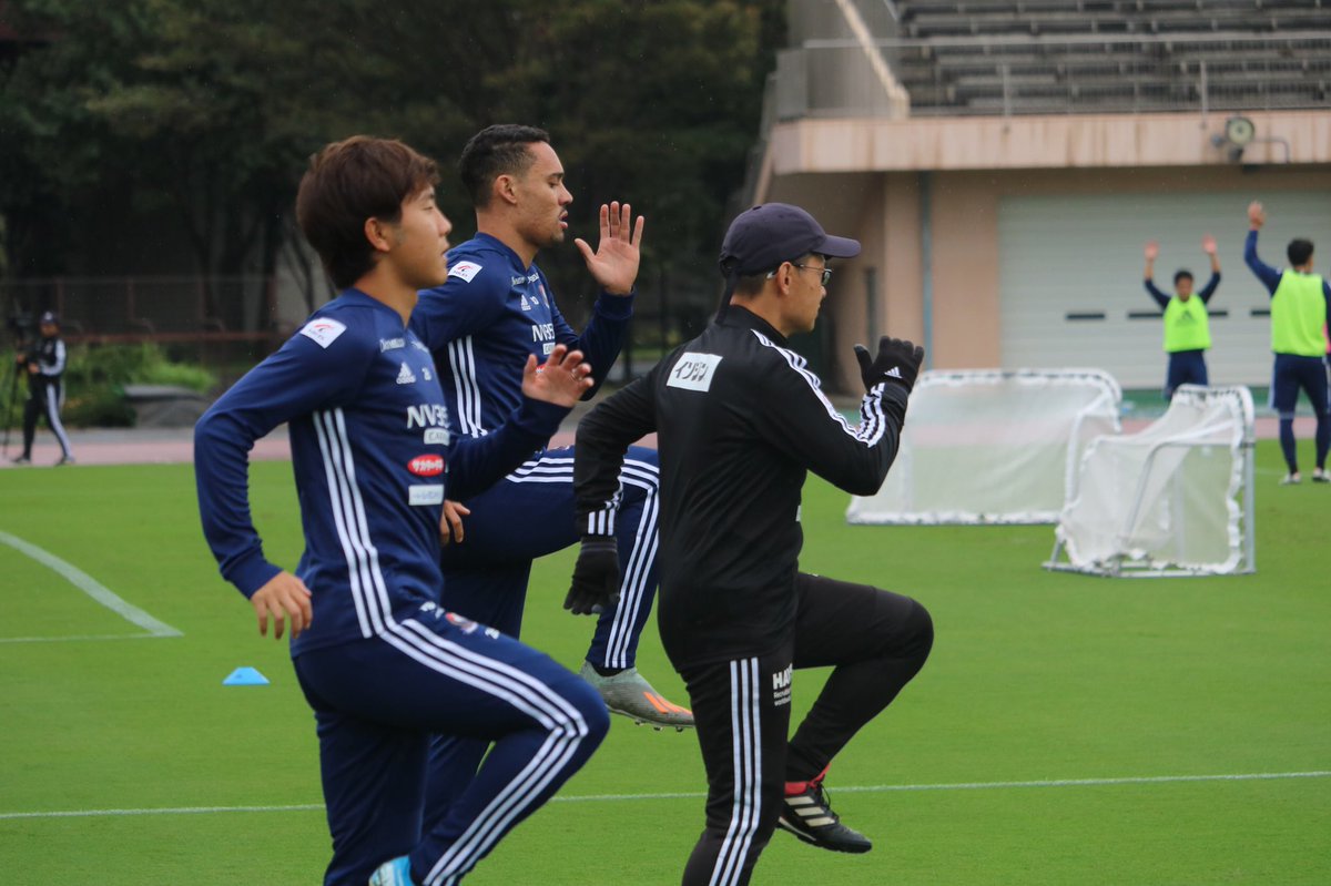 prompt_fmarinos's tweet photo. #エジガルジュニオ 選手、再来日🤙
小雨の中、早速 #渡辺皓太 選手と共にリハビリメニューを消化👍👍 https://t.co/z1yyzgw9BM