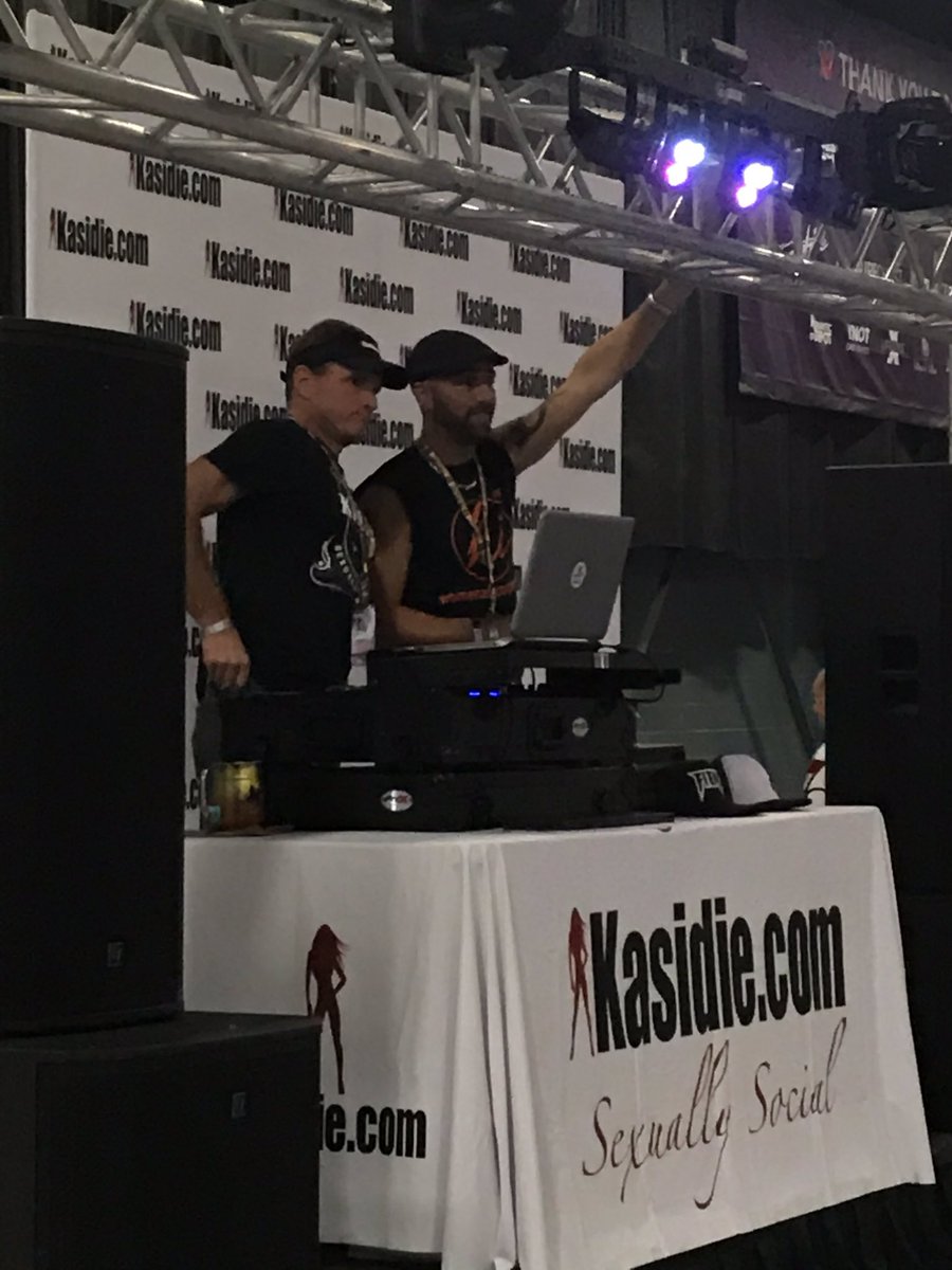 RealDivasDen's tweet photo. Such an amazing time at Exxxotica in NJ. Can’t wait until next year. https://t.co/ZwD66HSz9M