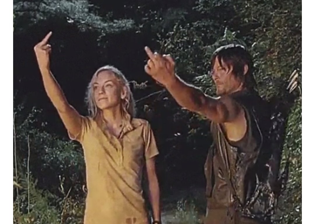 Kira Pa Twitter こういうアメリカンジョーク本当にすき 私はベスとダリルが家燃やして中指立てるシーンが大好きです お酒を飲んだことない良い子のベスがストレートで酒をのんで酒を知る 本当にいいシーンです