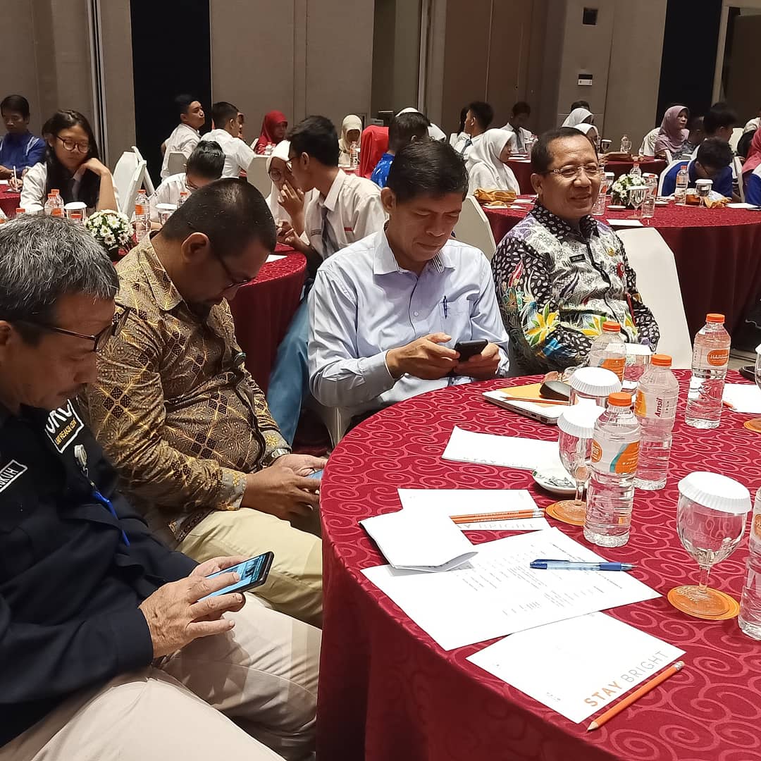 esdm_jatim's tweet photo. "Selamat ya anak anakku yang berhasil menjadi juara Lomba Hemat Energi Tingkat SMA se Kota Surabaya yang diadakan oleh Dinas ESDM Pemprov Jatim. Semangat ya. Tahun depan lagi ya," 
@KhofifahIP
@emildardak 
@jatimcettar_
@jatimpemprov 
@kominfojatim https://t.co/oQJzDMrlol