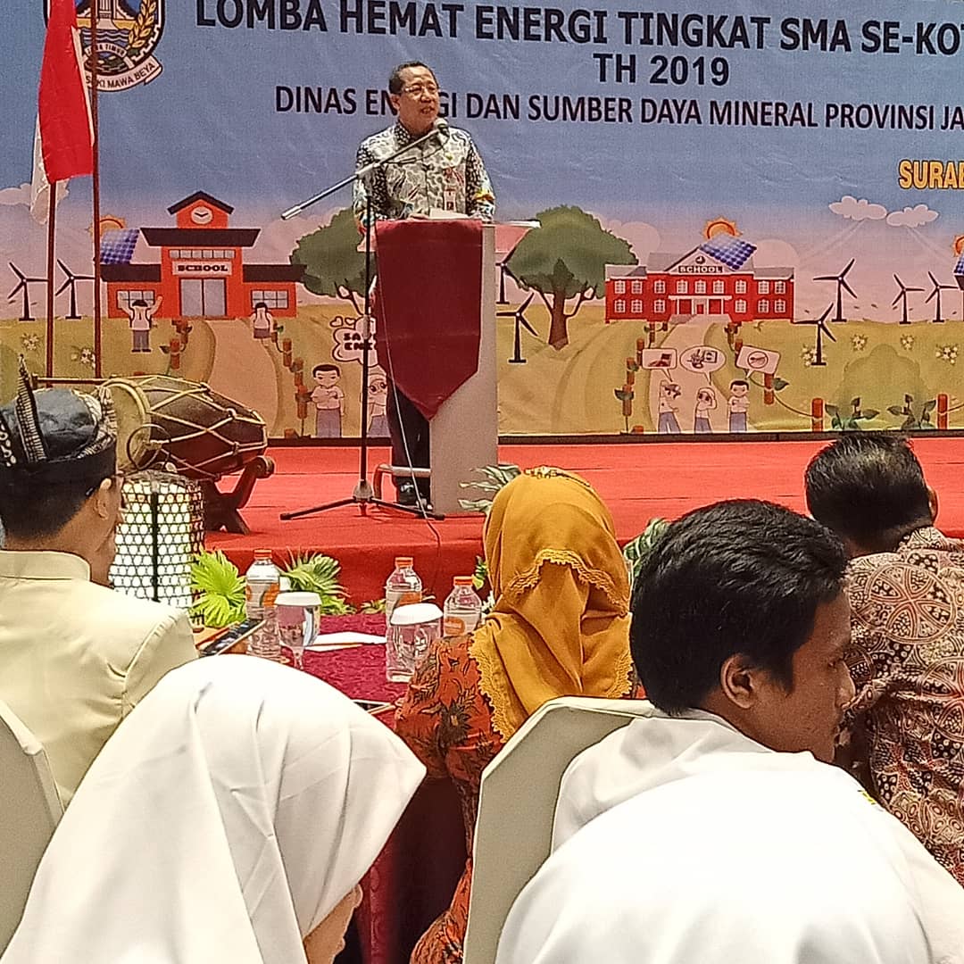 esdm_jatim's tweet photo. "Selamat ya anak anakku yang berhasil menjadi juara Lomba Hemat Energi Tingkat SMA se Kota Surabaya yang diadakan oleh Dinas ESDM Pemprov Jatim. Semangat ya. Tahun depan lagi ya," 
@KhofifahIP
@emildardak 
@jatimcettar_
@jatimpemprov 
@kominfojatim https://t.co/oQJzDMrlol