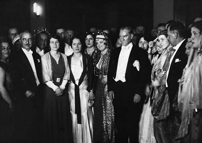 Meftheatre's tweet photo. “Sanatkar, toplumda uzun mücadele ve gayretlerden sonra alnında ışığı ilk hisseden insandır.” M.Kemal Atatürk  Cumhuriyetimizin 96. yılı kutlu olsun! #29EkimCumhuriyetBayramı https://t.co/1bXlXrR078