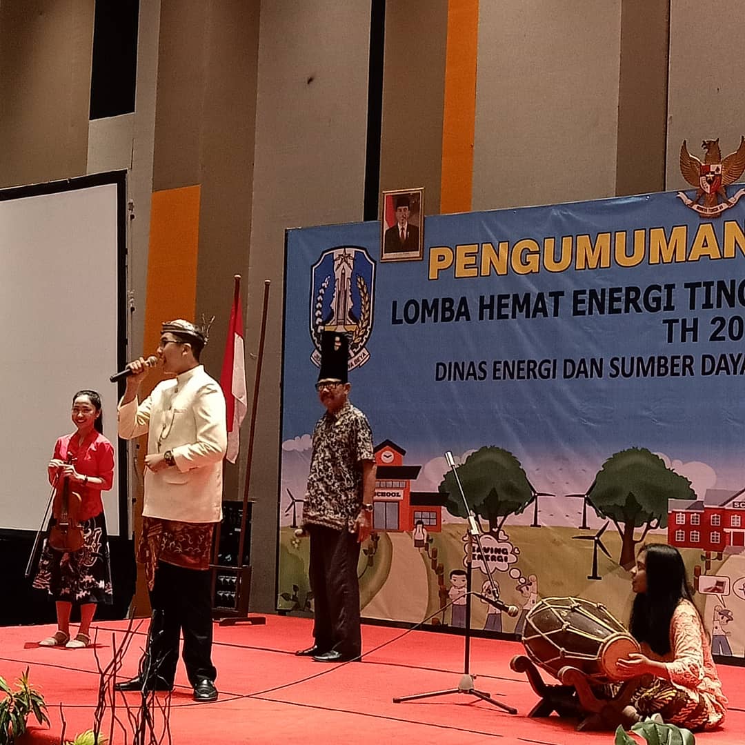 esdm_jatim's tweet photo. "Selamat ya anak anakku yang berhasil menjadi juara Lomba Hemat Energi Tingkat SMA se Kota Surabaya yang diadakan oleh Dinas ESDM Pemprov Jatim. Semangat ya. Tahun depan lagi ya," 
@KhofifahIP
@emildardak 
@jatimcettar_
@jatimpemprov 
@kominfojatim https://t.co/oQJzDMrlol
