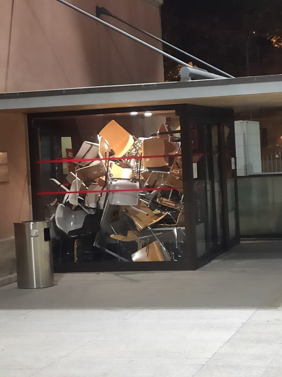 Ahora mismo muchísimos estudiantes estamos en la puerta de la @UPFBarcelona reclamando que nos dejen hacer clase. Cuando necesitas impedir por la fuerza que otros ejerzan sus derechos, pierdes toda la razón.