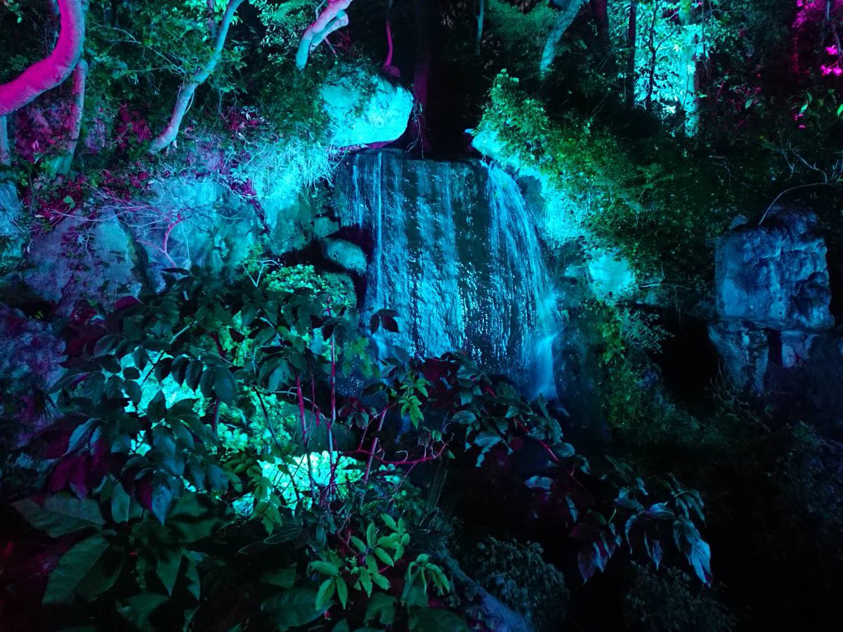 tech_tech2019's tweet image. こんばんは！
現在スクリーン製作と照明実験に取り組んでいます🔨
一体どんな作品になるのでしょうか...
本番までお楽しみに！✨

#techtech2019
#石橋文化センター