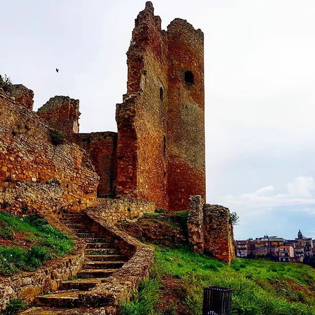 vivocalta's tweet photo. #buongiorno dal castello di #Mazzarino #Caltanissetta 
#sicilia #italia #27ottobre #italy #sicily #picoftheday #vivo_Italia #vivosicilia #taormina #milano #ig_italia #catania #igerssicilia #ig_italy #messina #trapani #ig_sicily #ragusa #beautifuldestinations #instatravel #la… https://t.co/DhsTcDPNMy