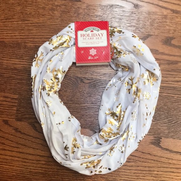 BeverlyLoflin's tweet photo. So good I had to share! Check out all the items I'm loving on @Poshmarkapp from @AndreaG89453905 @ChuleeBunditwo1 #poshmark #fashion #style #shopmycloset #holidaytime #marahoffman #truereligion: https://t.co/xwGOLCRGv7 https://t.co/JRXCn54l2i
