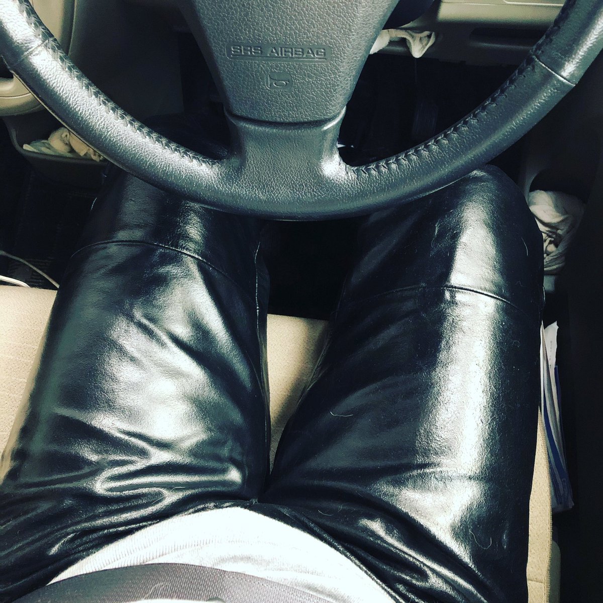 Jun22779377's tweet photo. スラックス仕立てのレザーパンツ。凄く良いホースレザー使ってます。
#JUNMEN https://t.co/YTK6fr1vWR