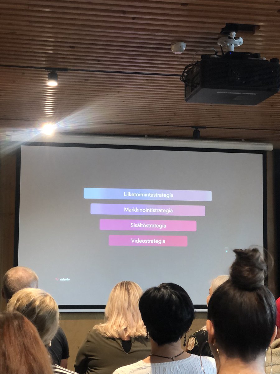 senni_niemi's tweet photo. Videostrategia by @videolle:
⭐️ suunnitelmallisuus ja pitkäjänteisyys
⭐️ yllätyksellisyys ja kiinnostavuus
⭐️ tavoitteellisuus ja mittaaminen.

Videostrategian pohja liiketoimintastrategiassa 🔥#pingstudio #markkinointi #videomarkkinointi https://t.co/68SCMpiIPm