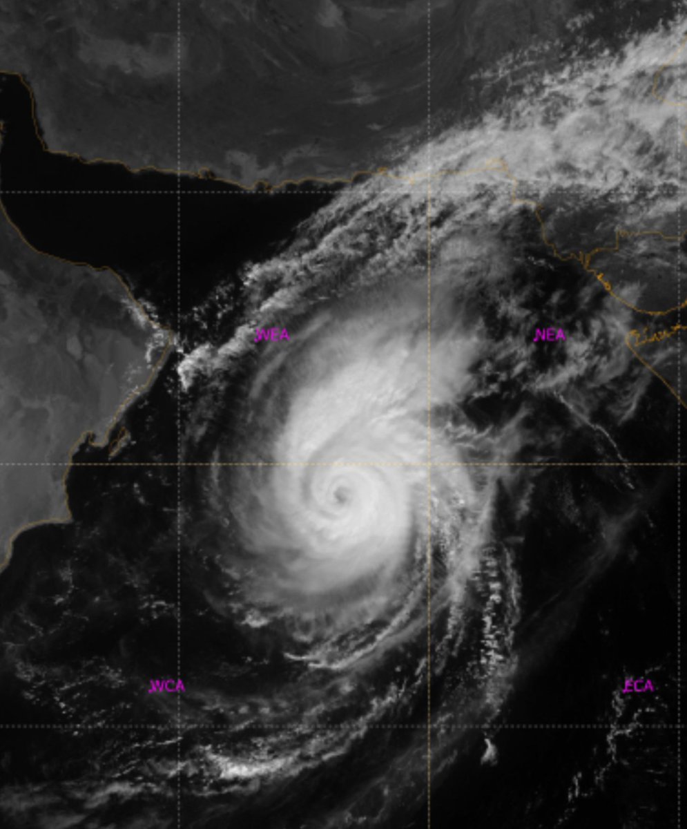 Kinsan 15 30 15 57にかけてインドの気象衛星insat 3drに撮影されたアラビア海観測史上最強スーパーサイクロンのkyarr キャー 調べ方が悪いのか なかなかリアタイの映像が入って来ない 画素数といい 日本の気象衛星ひまわりって凄いんだな と思う